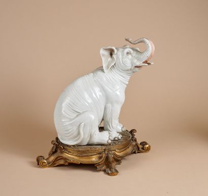 null * SAMSON, XIXe siècle 

Eléphant en porcelaine polychrome. Il repose sur une...