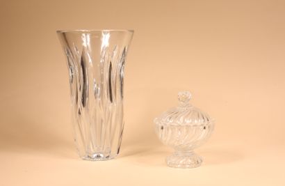 null BACCARAT

Ensemble comprenant :

- un vase en cristal moulé, modèle Pauline

-...