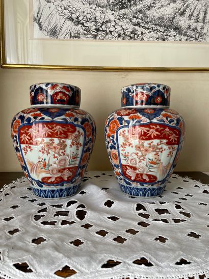 null JAPON 

Paire de vases couverts à décor Imari 

H. 25 cm