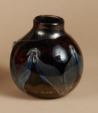 null * Claude MONOD (1944-1990)

Vase en verre soufflé en partie irisé, signé et...