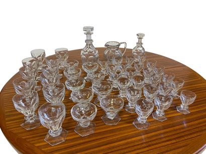 null Partie de service de verres en cristal taillé comprenant : 

- 11 verres à eau...
