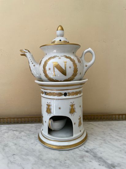 null Lot comprenant tisanière en porcelaine de Paris à décor doré du chiffre de Napoléon...