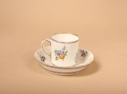 null VINCENNES

Tasse litron en porcelaine tendre à décor floral polychrome et filet...