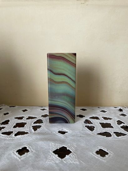 null Vase de forme quadrangulaire en verre teinté 

H. 15,5 cm
