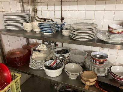 null Ensemble de vaisselle comprenant : assiettes, bols, verres, couverts, passoires,...