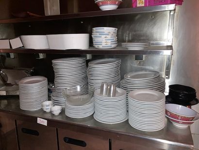 null Ensemble de vaisselle comprenant : assiettes, bols, verres, couverts, passoires,...