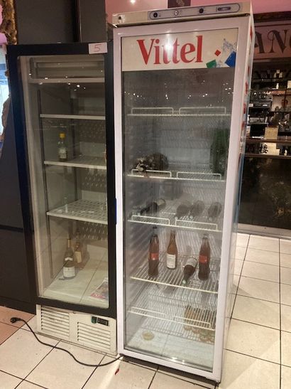 null 2 armoires à boissons réfrigérées à 1 porte vitrée

Une VITTEL et une sans ...