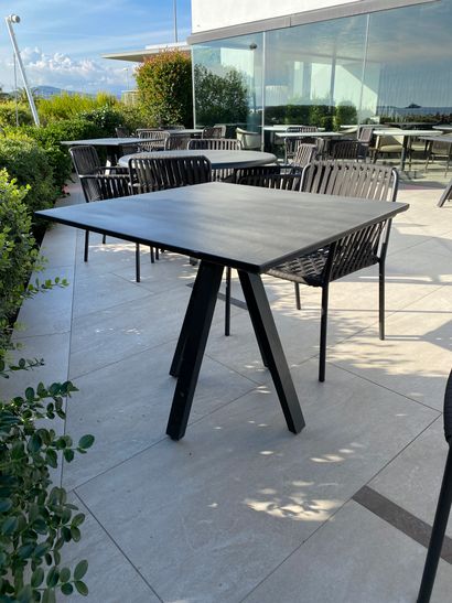 null 2 tables carrées d'extérieur 

72 x 90 x 90 cm