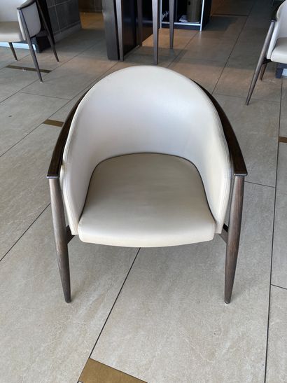 null Matteo NUNZIATI pour NATEVO 

20 fauteuils modèle TEKTON en cuir et bois

75...