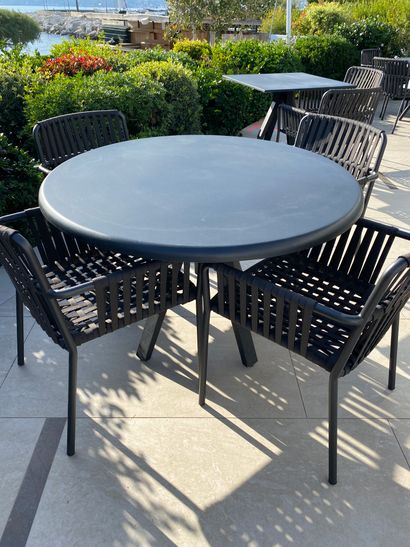 null 3 tables rondes de terrasse 

76 x 120 cm