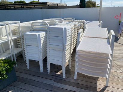 null 60 transats en plastique blanc + 12 transats en aluminium blanc