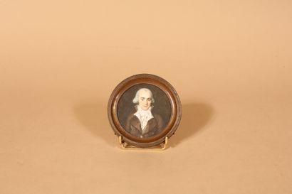 null Ecole Française du début du XIXe siècle 
Portrait d'homme 
Miniature ronde 
D....