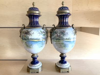 null Paire de vases couverts en porcelaine genre Sèvres à fond bleu orné d’une réserve...
