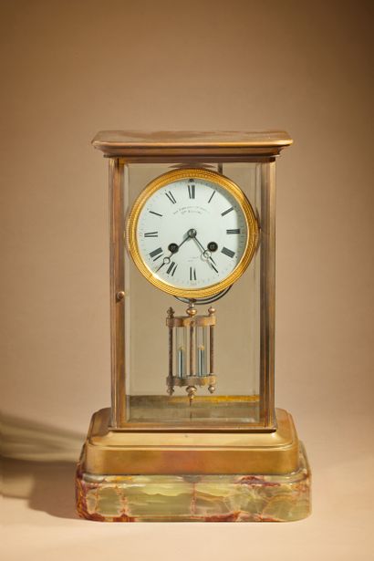 null MAUPOME, Fabrique de Genève (XXème siècle)
Pendule à cage de bronze et verre,...