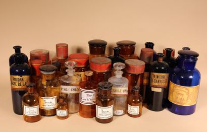 null Collection d'environ vingt-cinq pots à pharmacie en verre soufflé