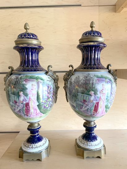 null Paire de vases couverts en porcelaine genre Sèvres à fond bleu orné d’une réserve...
