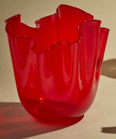 null VENINI 
Vase Fazzoletto en verre Murano rouge
Signé et daté 2005
H. 27 x L....