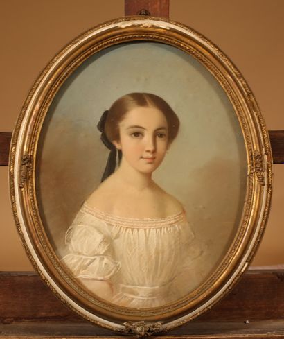 null Ecole Française du XIXe siècle 
Portrait de jeune fille 
Pastel ovale 
37 x...
