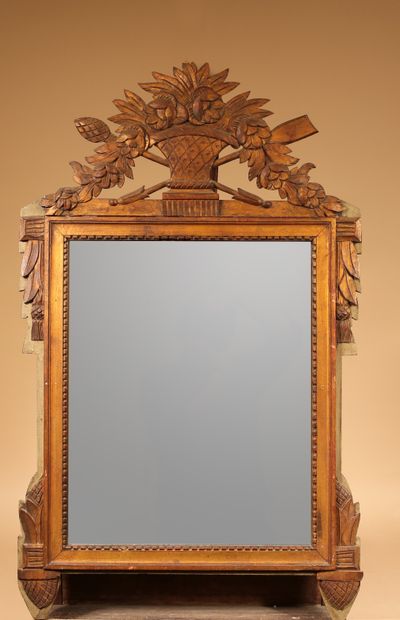 null Miroir en bois et stuc anciennement dorés à fronton orné d'un panier fleuri...
