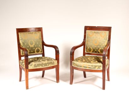 null Paire de fauteuils en bois naturel garnis de tissu vert à motifs de couronnes...