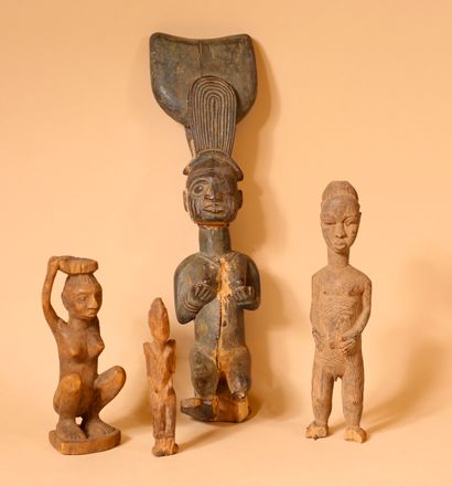 null Lot de 4 statuettes en bois de styles : 
- Nigeria 
Statuette d’un ancêtre féminin...