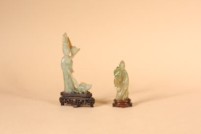 null CHINE - Milieu XXème siècle
Deux statuettes en jadéite céladon et verte, jeune...
