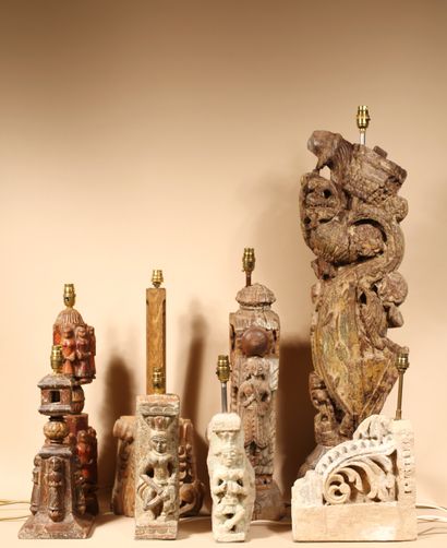 null Lot de huit éléments architecturaux en bois et pierre, sculptés, à motifs indiens,...