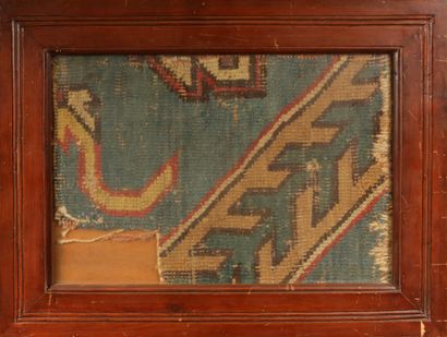 null Fragment de tapis laine ancien (en l'état) 
36,5 x 25,5 Cm (à vue) 
Sous ve...