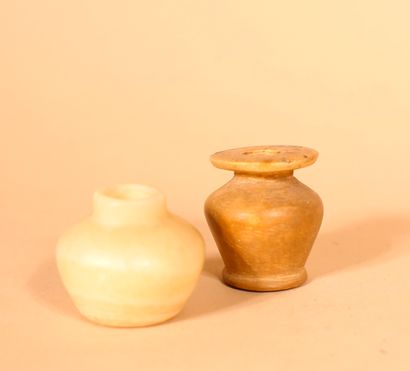 null Lot de deux vases à onguent 
Albâtre. 
Egypte, Basse époque, circa VIème siècle...