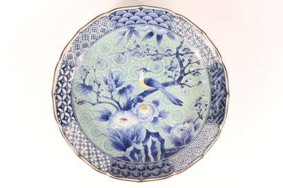 null * JAPON - XXe siècle
Coupe polylobée en porcelaine décorée en bleu sous couverte...