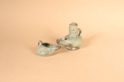 null Deux lampes à huile glaçurées turquoise, Syrie et Iran, XIIe – XIIIe siècle
En...
