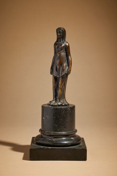 null Femme égyptienne en bronze à patine brune reposant sur une colonne en bois noirci...