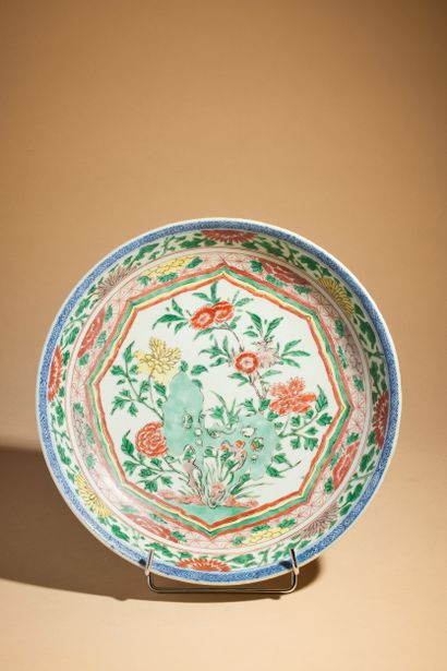 null * CHINE - Epoque KANGXI (1662 - 1722)
Coupe en porcelaine décorée en émaux polychromes...