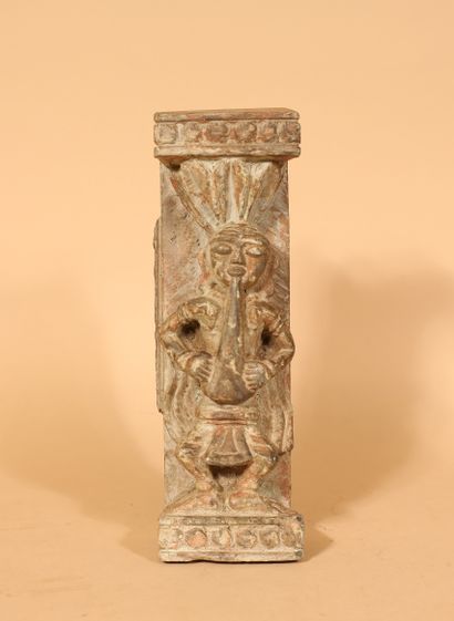 null Inde
Elément de colonne en pierre sculptée figurant un brahmane
H. 29 x L. 10...