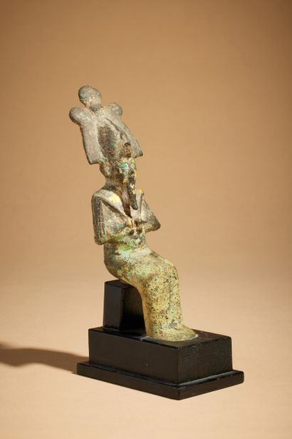 null Osiris assis tenant ses instruments. 
Bronze avec restes de dorure . 
Egypte,...