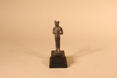 null Déesse Bastet, sous sa forme humaine à tête de chat tenant une égide. 
Bronze
Egypte,...