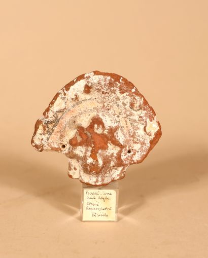 null Egypte 
Fragment de tête 
Terre cuite 
Epoque Romaine 
H. 8 cm - H. totale :...