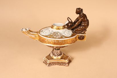 null Paris, XIXe siècle 
Lampe à huile sur base tripode en porcelaine dorée et polychrome,...