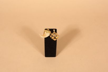 null Deux pendentifs en or jaune 18K 750/000 , corne et motif cruciforme avec diamant...