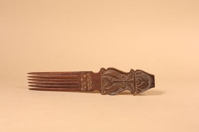 null Carved wooden comb, travel souvenir. 
L. 25,5 Cm