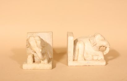 null Paire de serre-livres éléphant en pierre sculptée
H. 11,5 x L. 10 x P. 14 Cm...