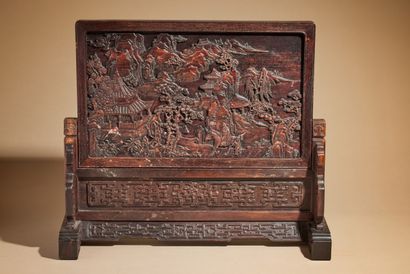 null * CHINE - XXe siècle
Ecran en bois sculpté sur une face d'un lettré sur sa mule...