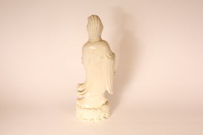 null * CHINE, Dehua - XXe siècle
Statuette de Guanyin en porcelaine émaillée blanc...