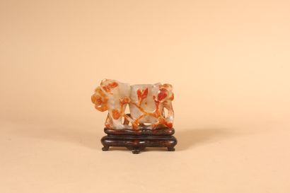null CHINE - Milieu XXème siècle
Double vase en quartz sculpté dans une veine rouille...