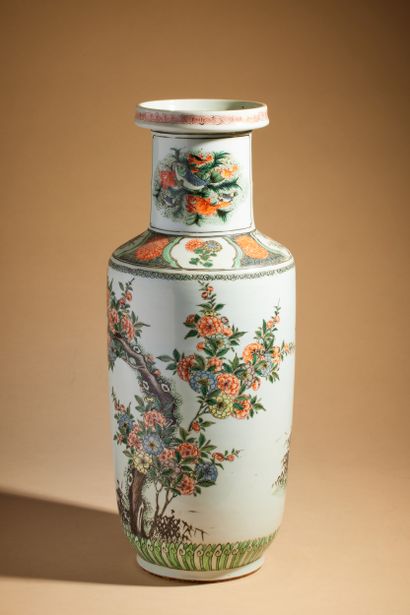 null * CHINE - XXe siècle
Vase de forme rouleau en porcelaine décorée en émaux polychromes...