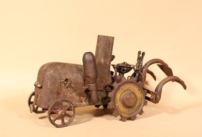 null Marc SOLARI (XX-XXIe siècle) 
Tracteur 
Sculpture, réemploi d’objets divers
H....