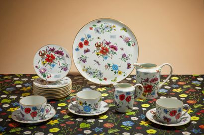 null GUCCI circa 1980
Partie de service à thé en porcelaine à décor floral polychrome...