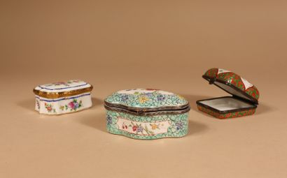 null Lot comprenant :
Trois boîtes en porcelaine, l’une carrée à décor asiatique,...