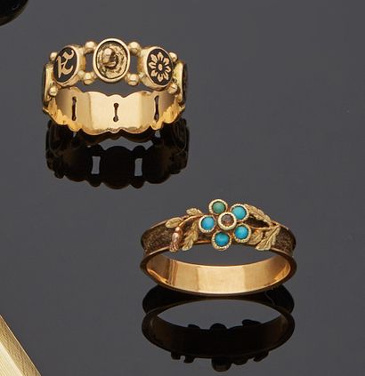 null Lot de bijoux anciens: trois bracelets en cheveux tressés, broche en or jaune...