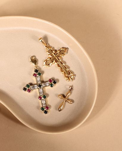 null Lot comprenant :
Trois croix en métal doré, dont une sertie de pierres blanches...